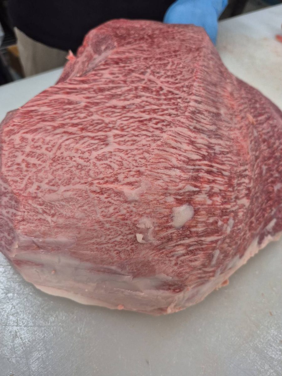 山形牛A5未経産牛の塊肉。表面全体に細かなサシが入っている