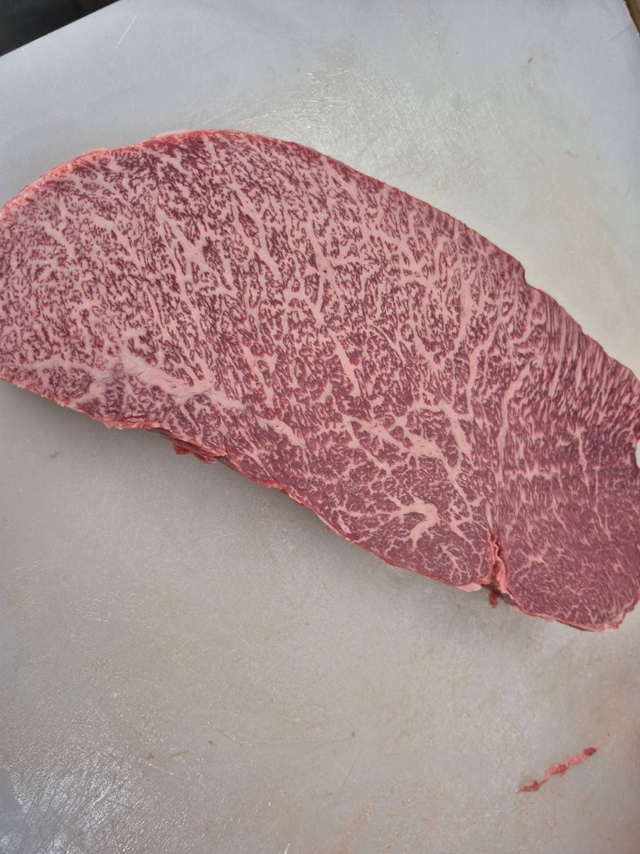 手切りした山形牛のステーキ。全体に細かなサシが入っている